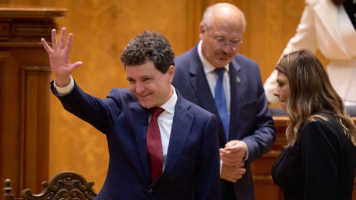 nicu-or-dan-sworn-in-as-romanias-president-easing-countrys-political-crisis-y1y4K6c7.jpg