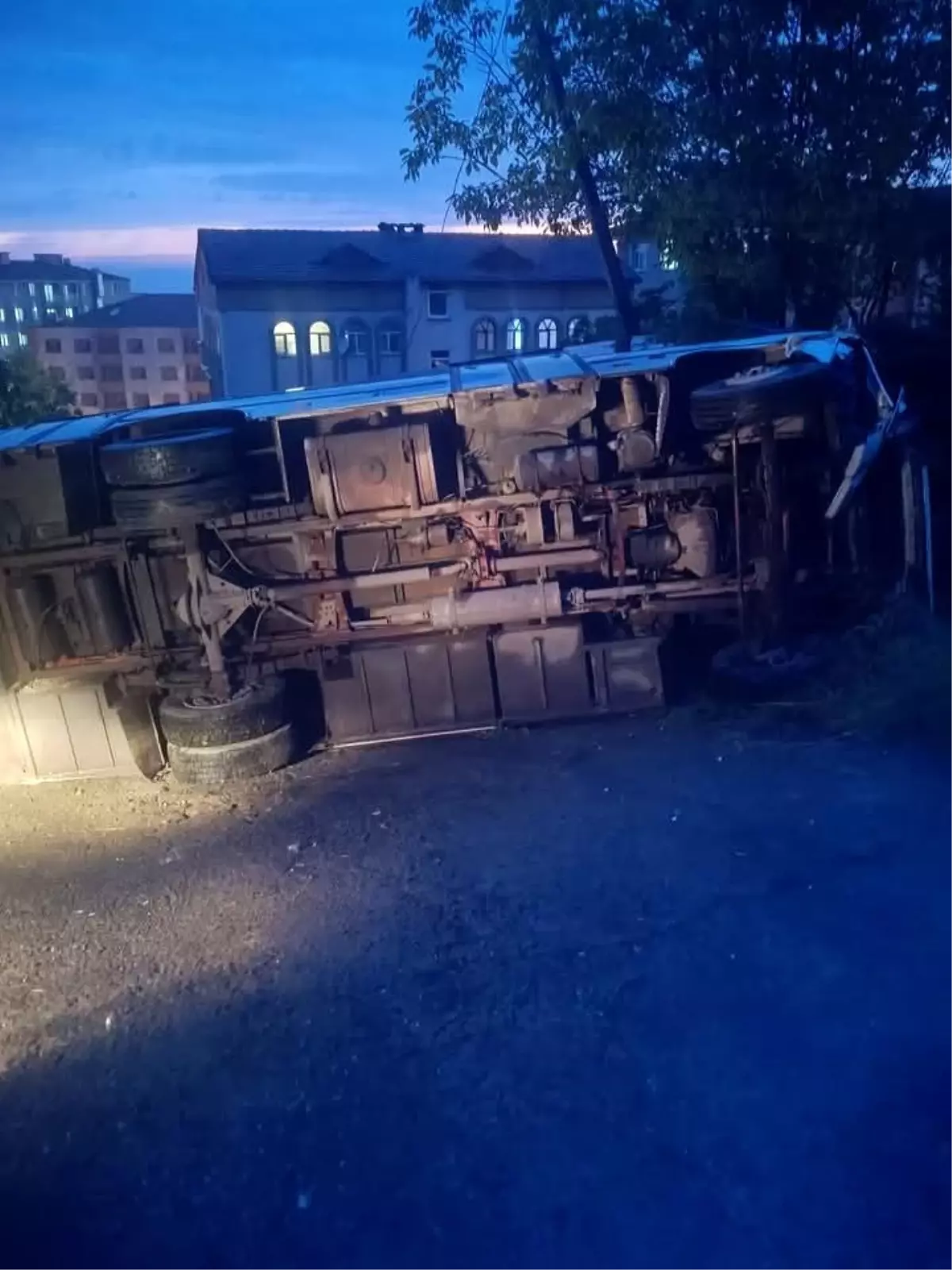 zonguldakta-midibus-devrildi-2-yarali-LrHxi3dA.jpg