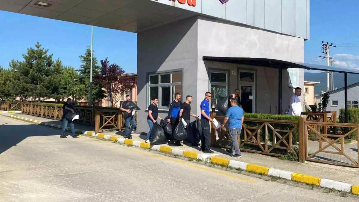 bolu-cezaevlerinde-tahliyeler-basladi-mahkumlar-ailelerine-kavustu-irjvOAl9.jpg