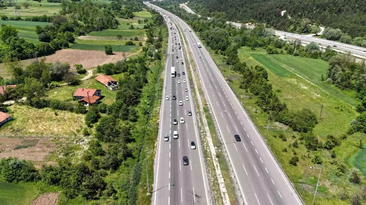 bolu-gecisinde-trafik-yogunlugu-havadan-goruntulendi-Z9Eq6Due.jpg