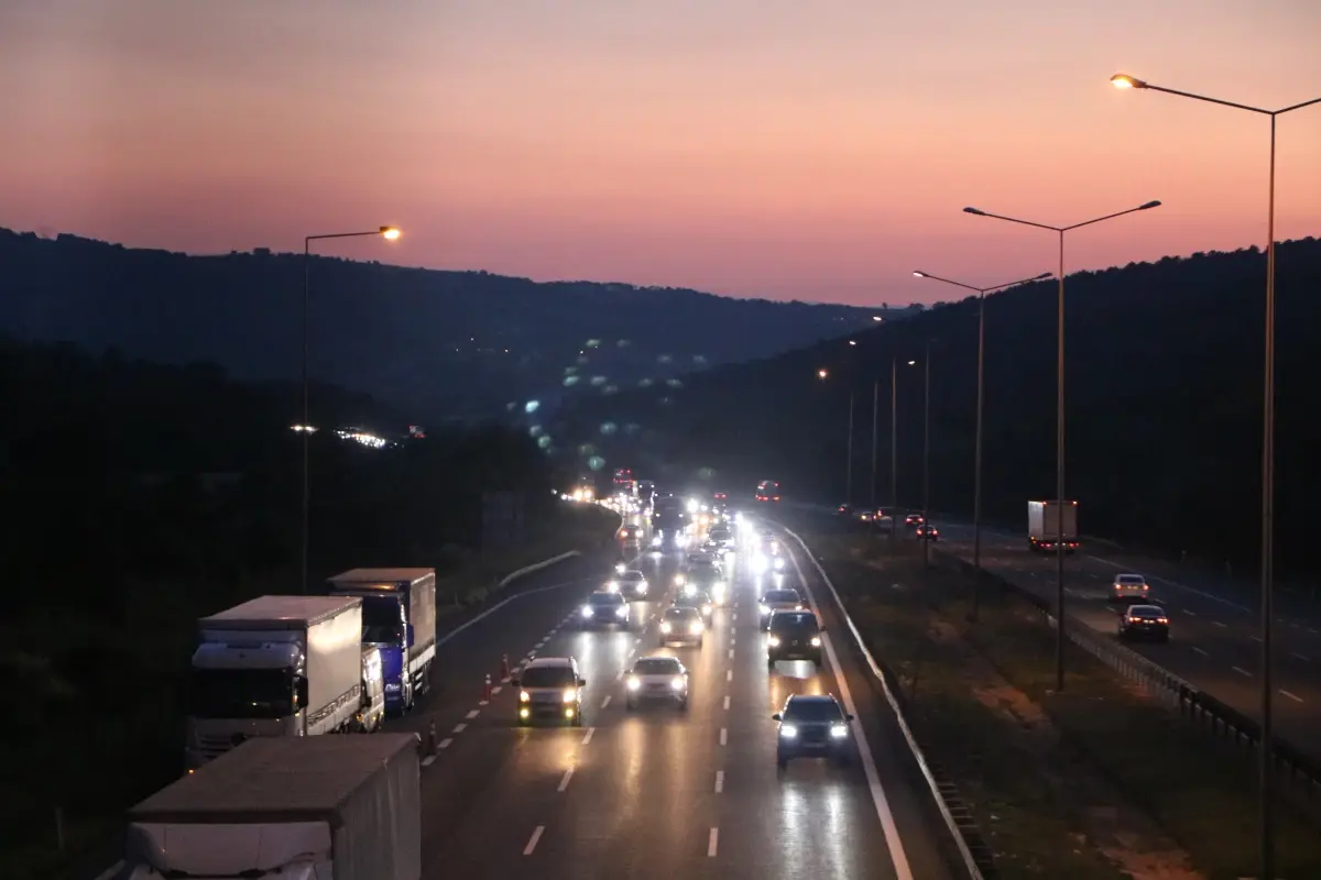 boluda-kurban-bayrami-tatili-icin-arac-yogunlugu-bHg4LWXj.jpg