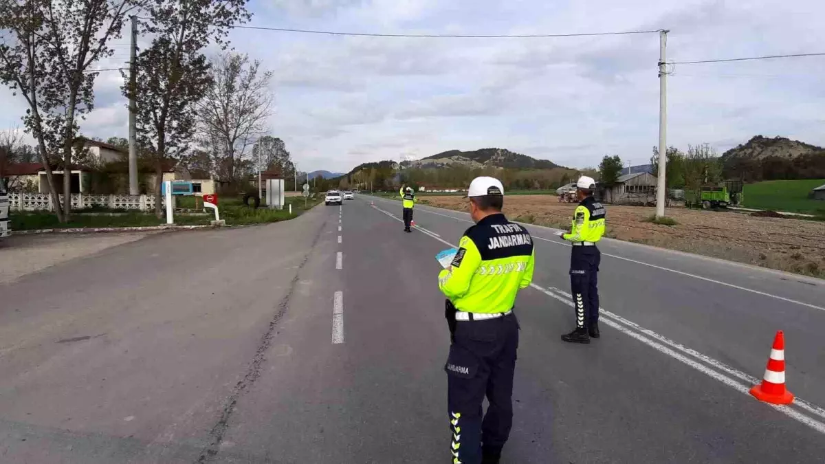 boluda-trafik-kontrollerinde-kural-ihlalleri-artis-gosterdi-LVnrpfAP.jpg