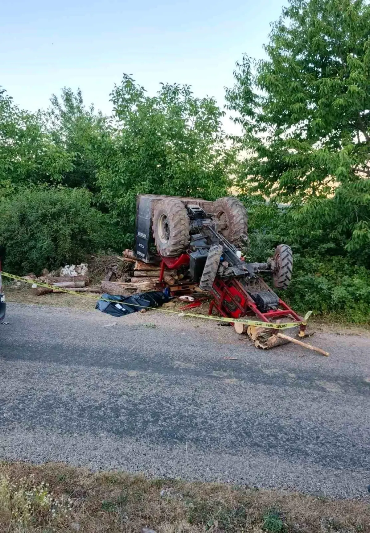 boluda-traktor-devrildi-1-meyyit-2-yarali-PaftpU9Z.jpg