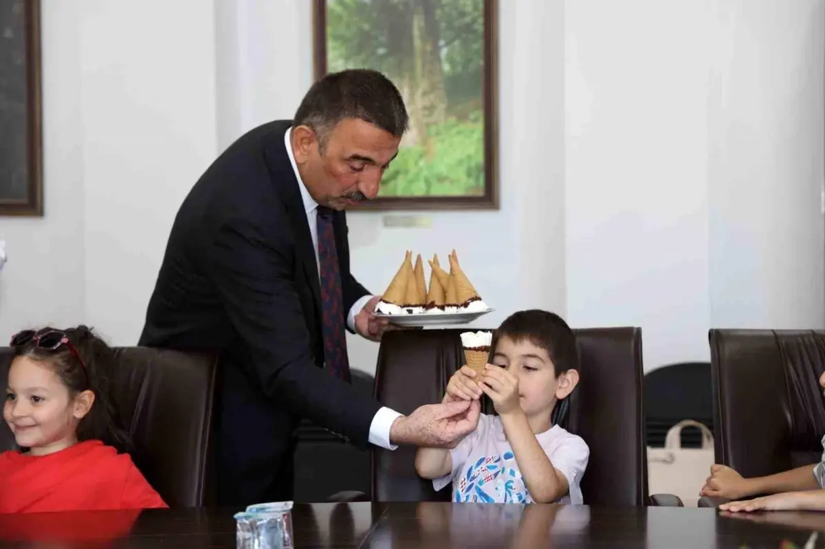cocuklarin-dondurma-hayali-gerceklesti-pu4yOHYW.jpg