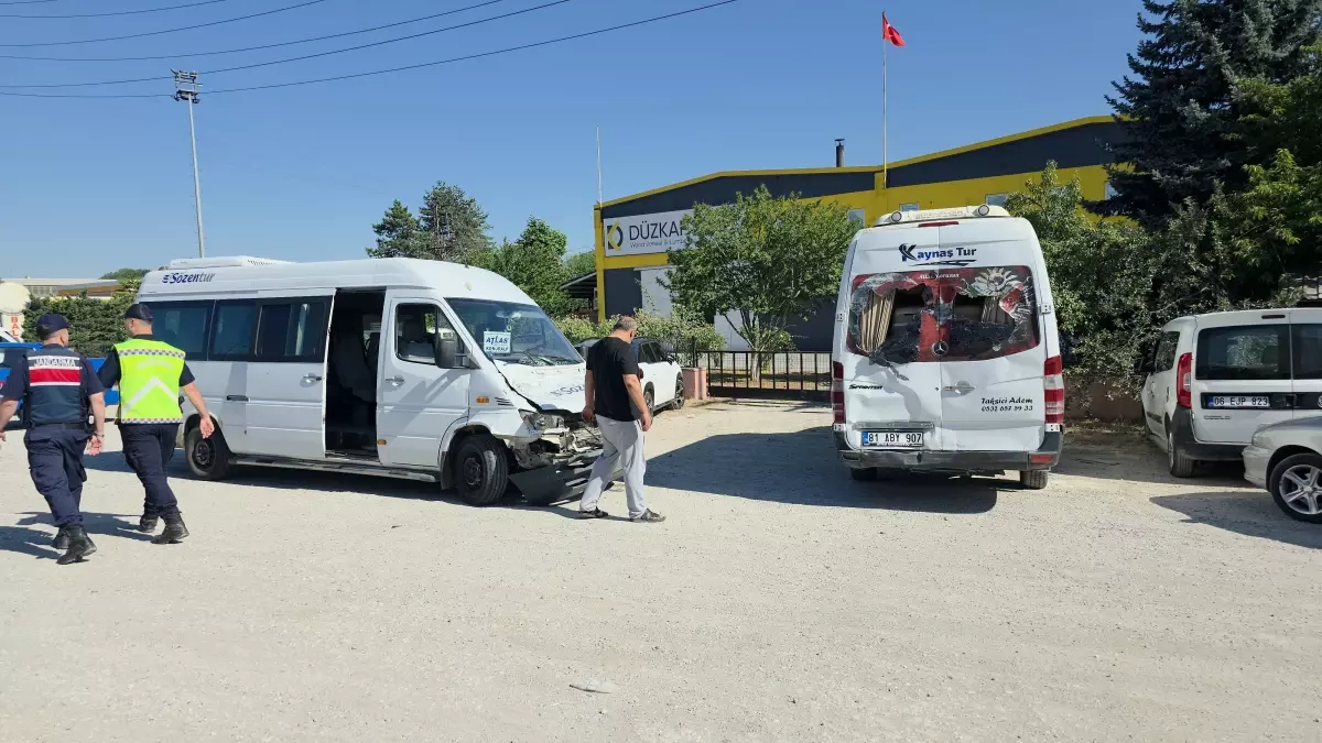 duzcede-emekci-servis-minibusleri-carpisti-8-yarali-22nHzZfB.jpg
