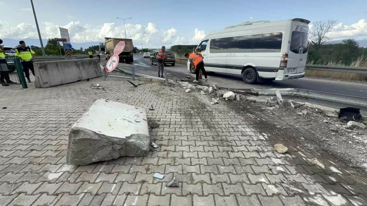 duzcede-insaat-atigi-tasiyan-tir-kazasi-ur68e2fS.jpg