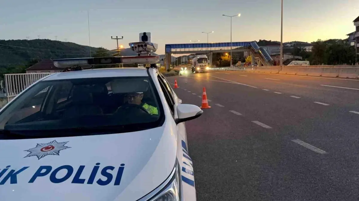 duzcede-trafik-kontrolleri-sikilasarak-devam-ediyor-UVOdOvJq.jpg