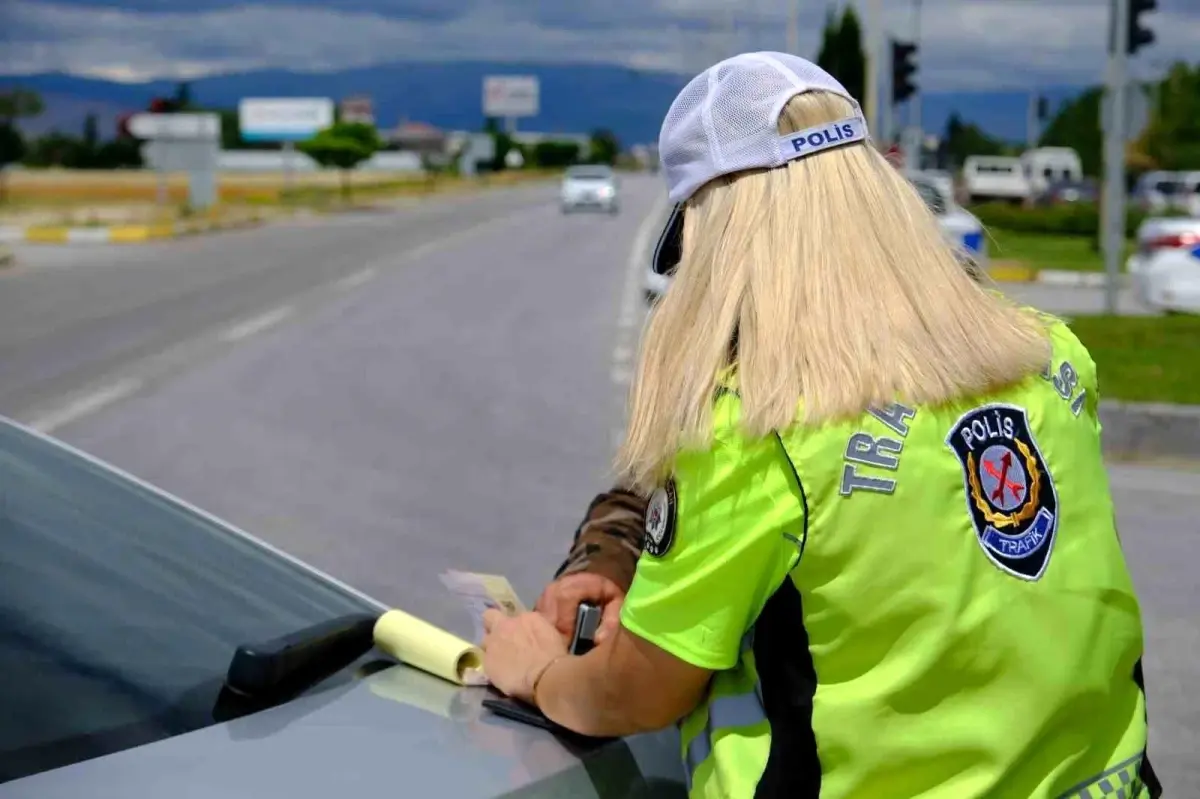duzcede-trafik-kontrollerinde-15-bin-arac-denetim-edildi-lc2tJik2.jpg