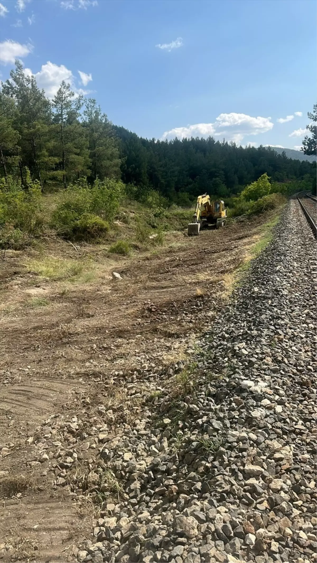 karabukte-demir-yolu-kenarlari-yangin-riskine-karsi-temizlendi-4nbgjUv9.jpg