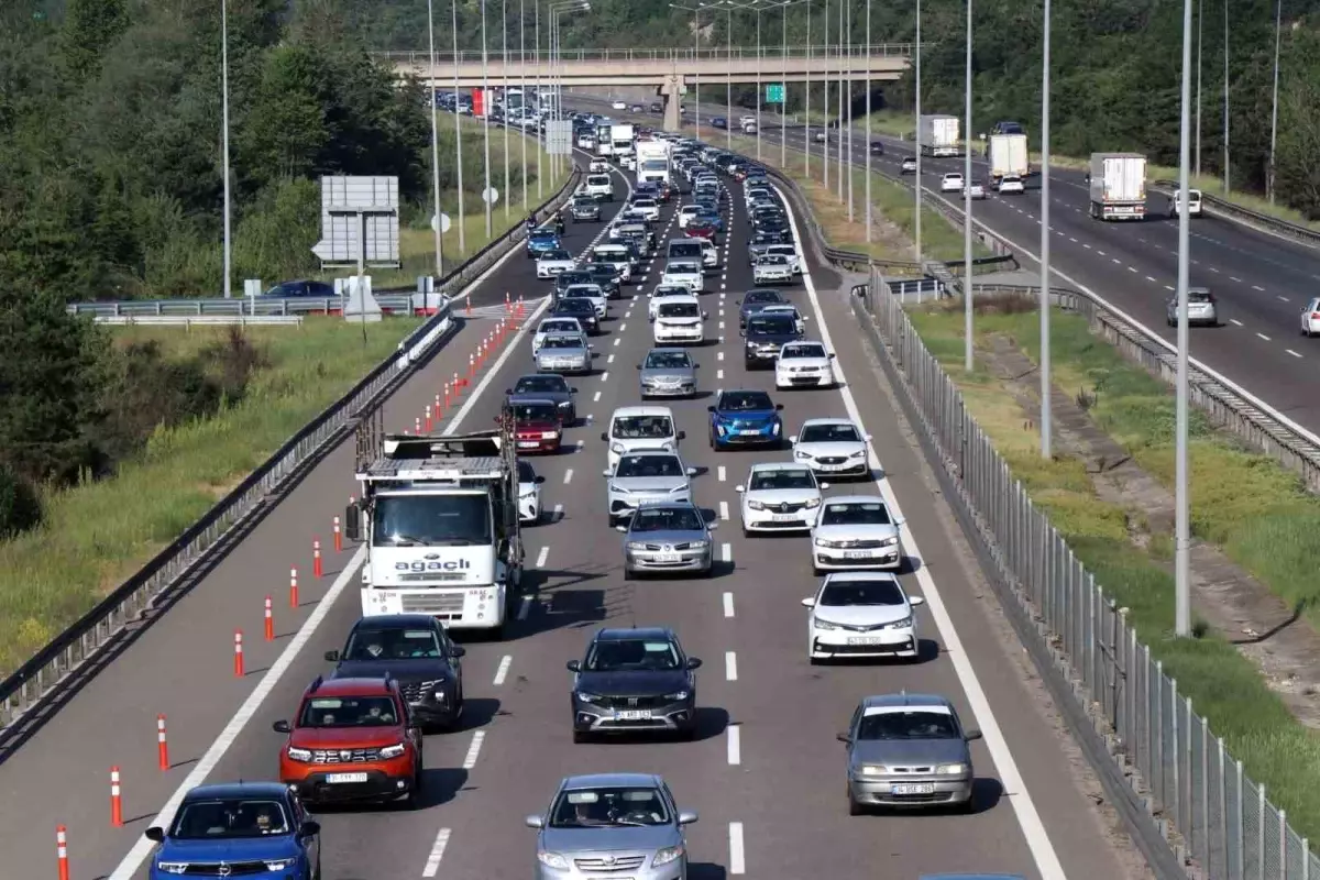 kurban-bayrami-donus-seyahatinde-bolu-gecisinde-agir-trafik-SpqwkXQN.jpg