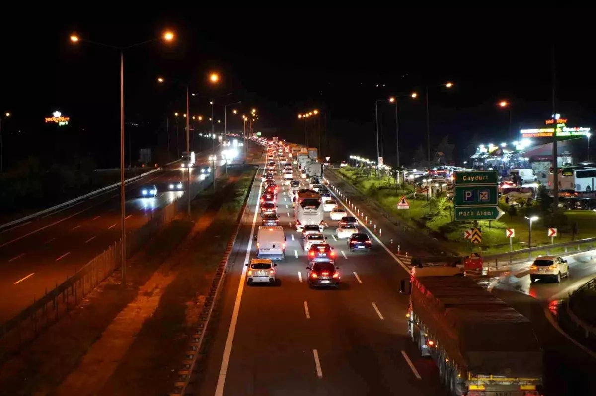 kurban-bayraminda-bolu-gecisinde-trafik-yogunlugu-3v2JGDGi.jpg