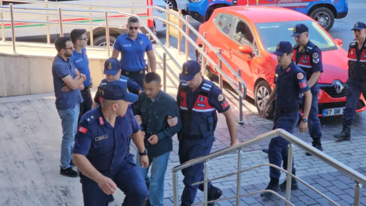 babaanne-ve-2-torununu-kardesini-dovdukleri-icin-bicaklamis-W1DDQQ3n.jpg