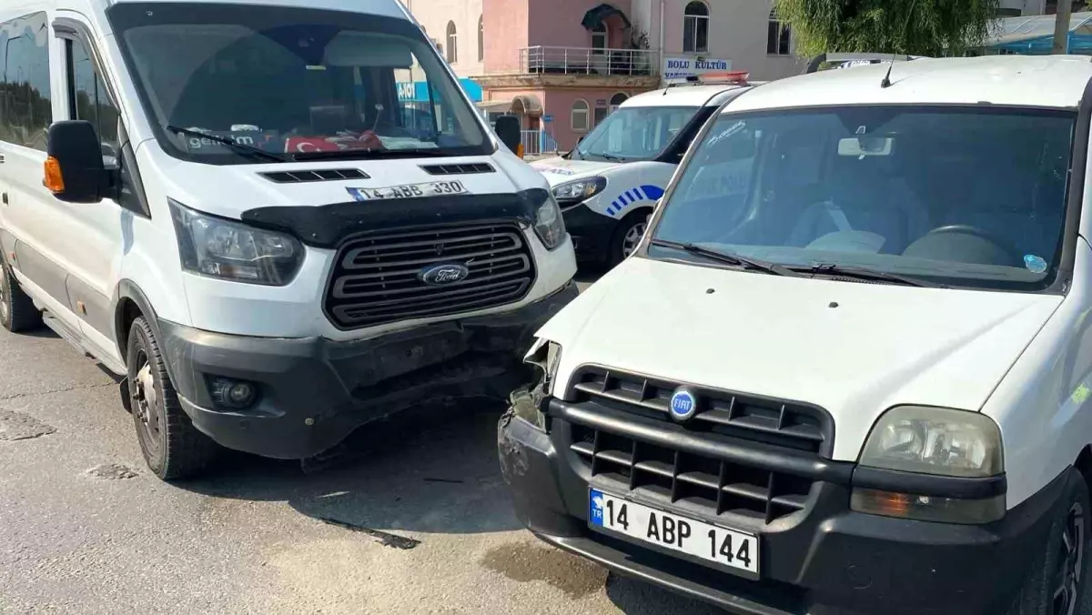 boluda-minibus-ile-hafif-ticari-arac-carpisti-maddi-hasar-var-HH2J3BJJ.jpg
