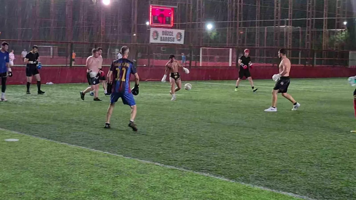 duzcede-boks-eldivenleriyle-hali-saha-maci-dGf4a2Wn.jpg