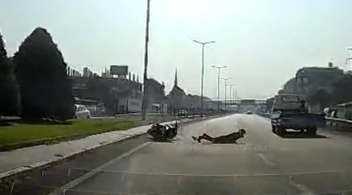 duzcede-motosiklet-ile-cazibeli-carpisti-1-yarali-l75KuhvE.jpg