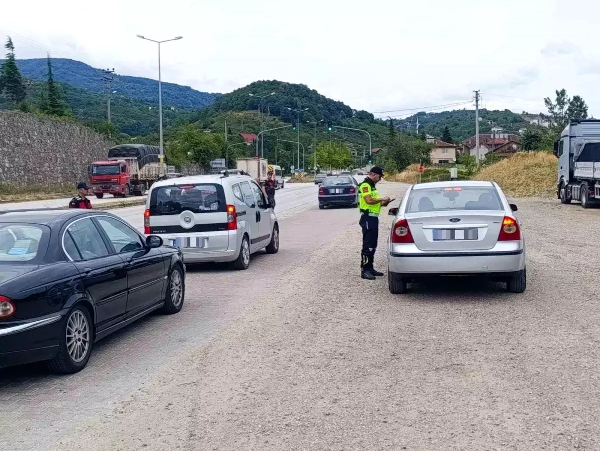 duzcede-trafik-kontrolleri-sikilasiyor-2-bin-44-sofore-ceza-17I4X3aX.jpg