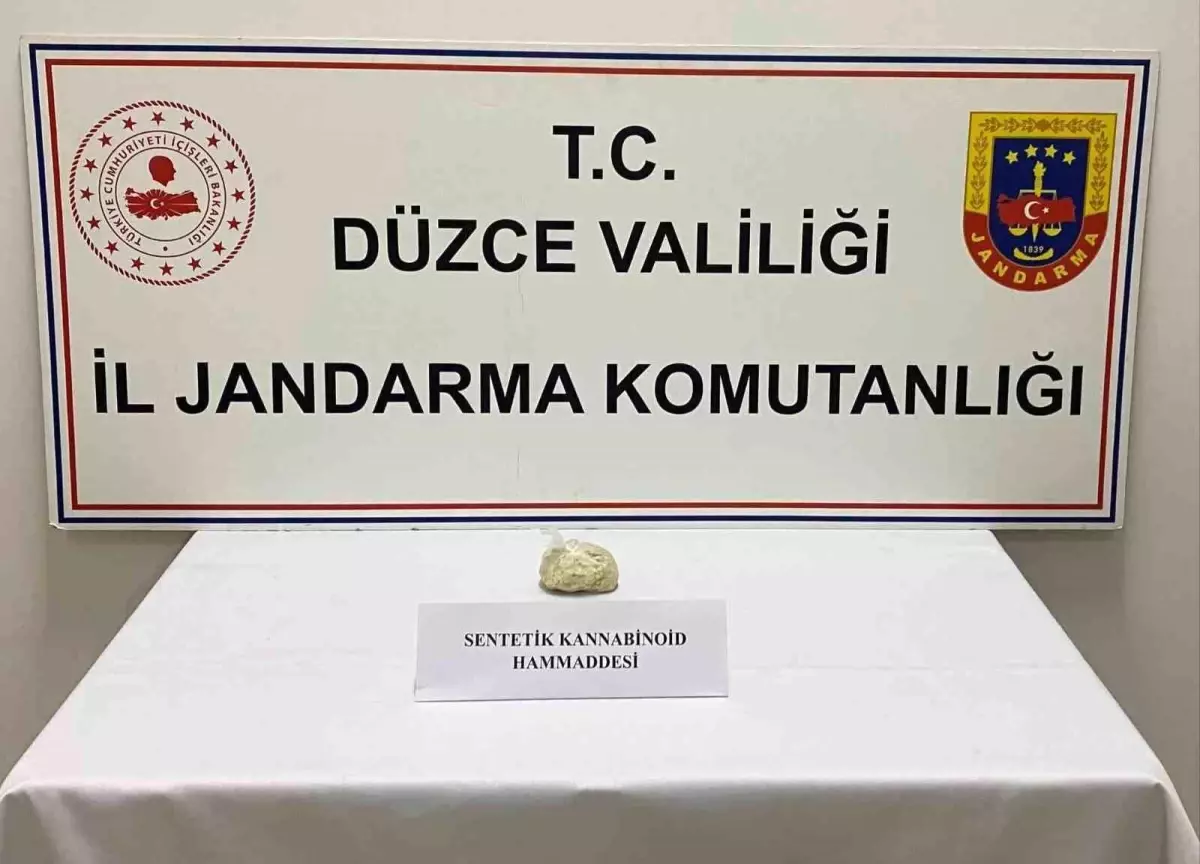 duzcede-uyusturucu-operasyonu-3-milyon-tllik-sentetik-kannabinoid-ele-gecirildi-iMqKbUv7.jpg