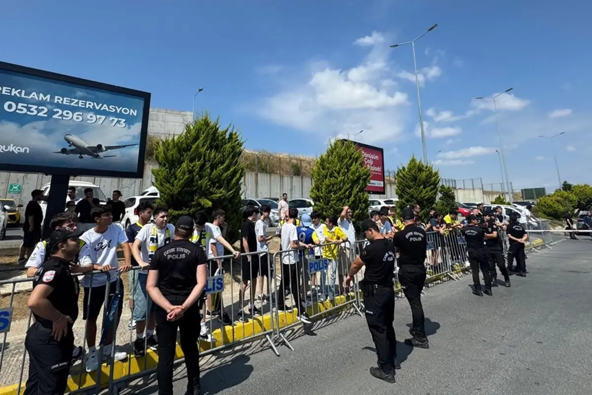 fenerbahcede-jhon-durani-karsilamaya-gelen-taraftarin-sayisi-gundem-oldu-XpThuTzA.jpg