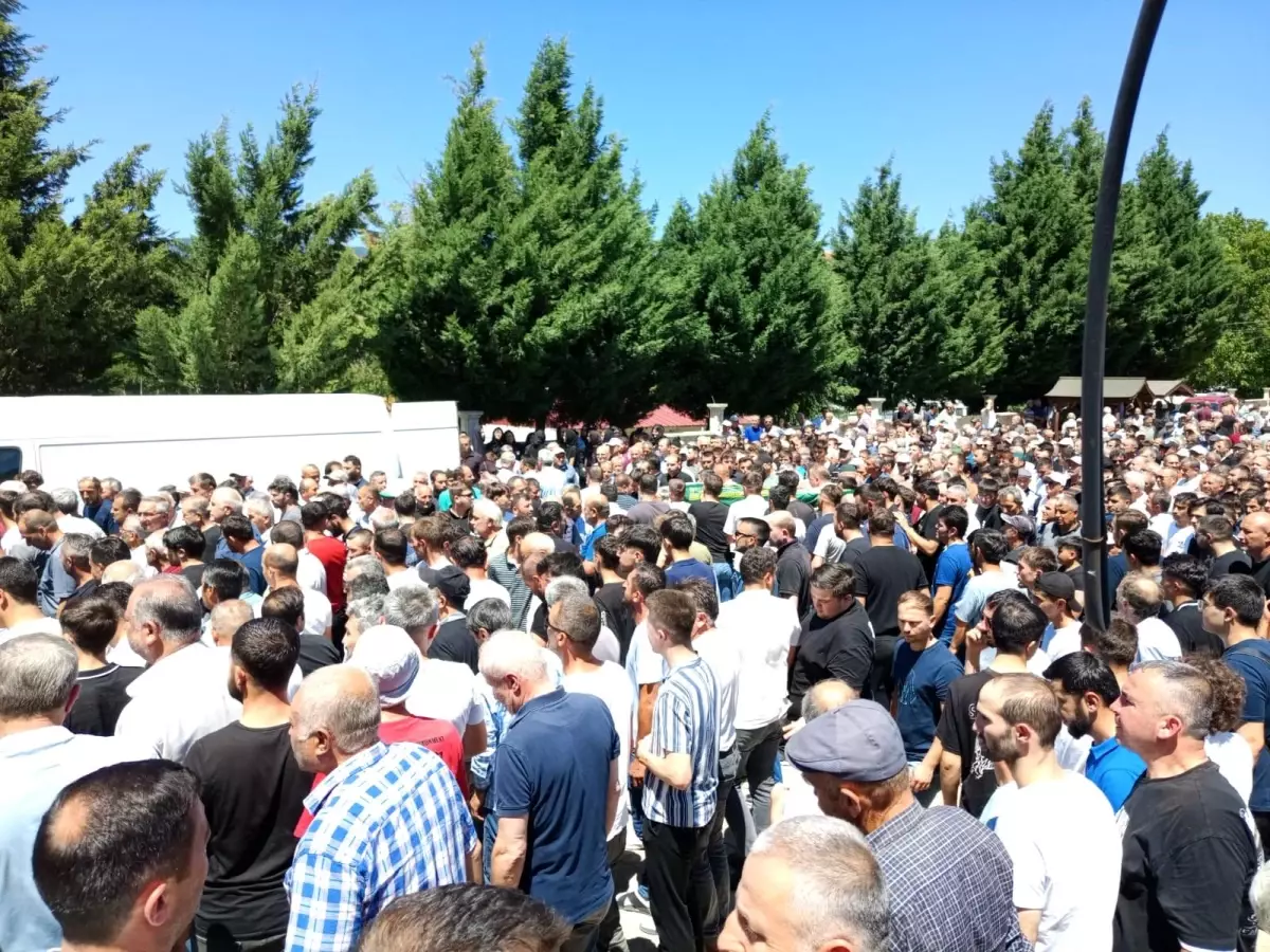 karamurat-goletinde-bogularak-hayatini-kaybeden-genc-defnedildi-NTB9O4Du.jpg