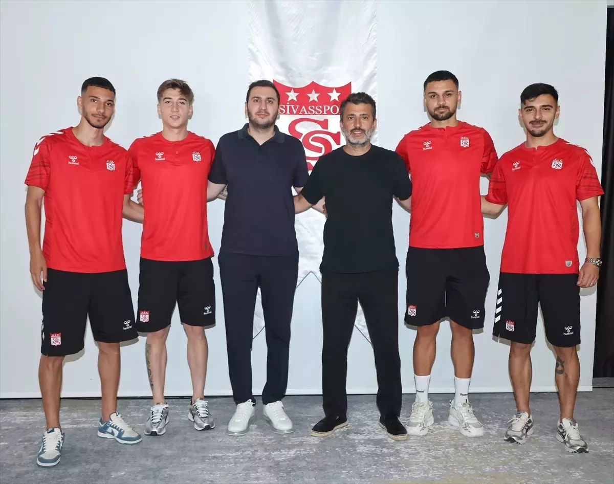 sivasspor-4-yeni-futbolcu-ile-anlasti-8OHhvdK9.jpg