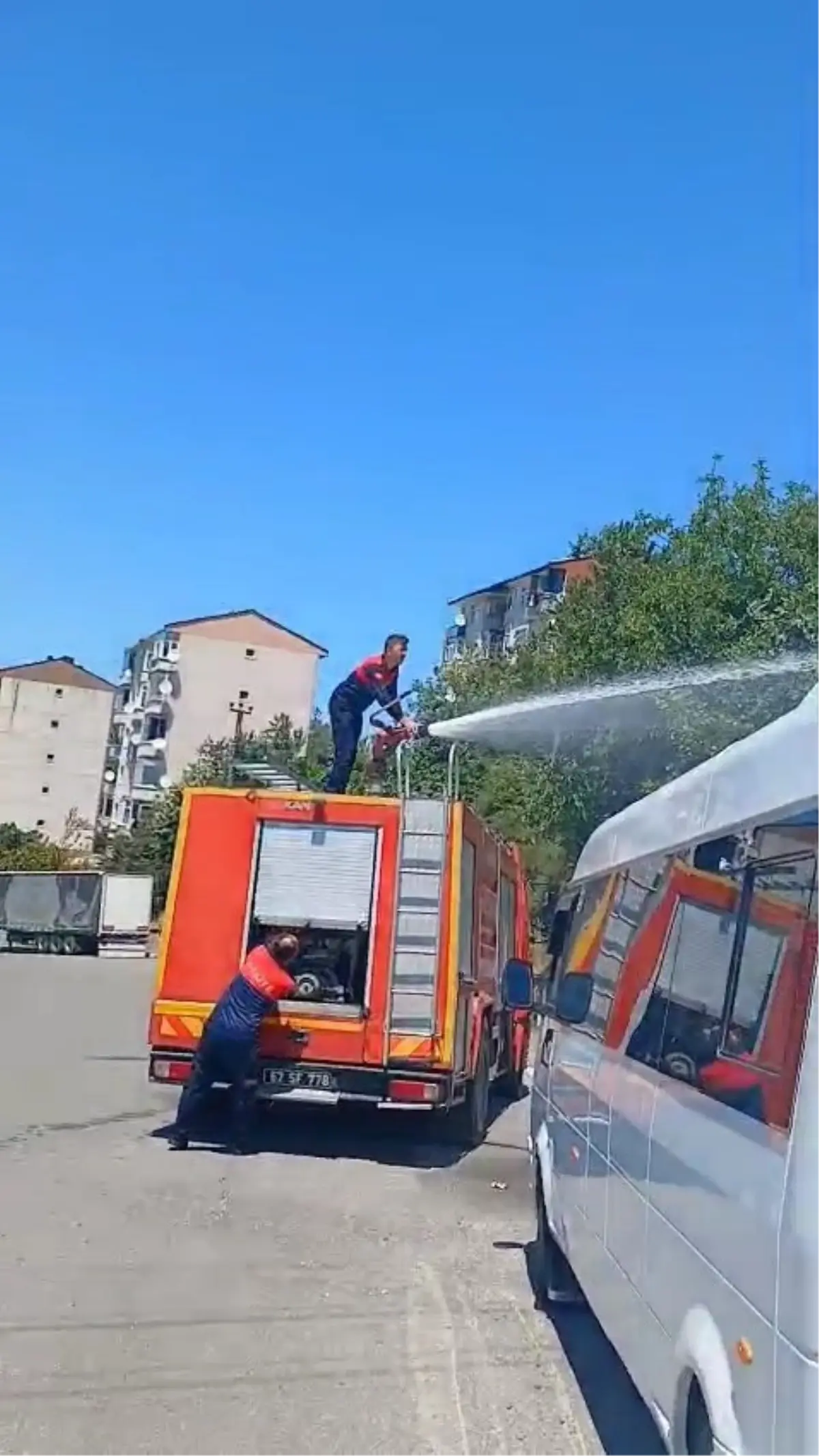 yuksek-tansiyon-siniri-kargayi-dusurdu-tarlada-yangin-cikti-nDE1bMIk.jpg