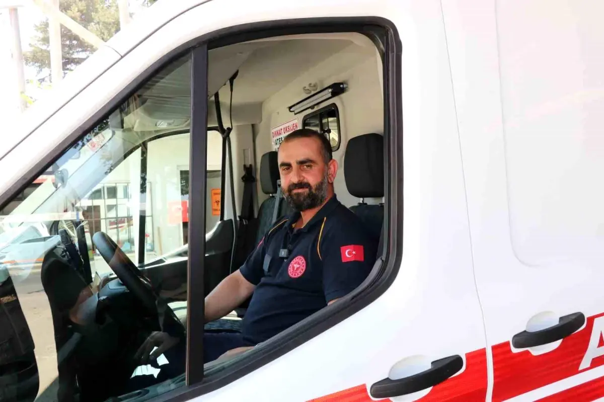 ambulans-surucusunden-ornek-davranis-kendi-ayakkabilarini-kagit-toplayicisi-cocuga-verdi-XMt4549P.jpg