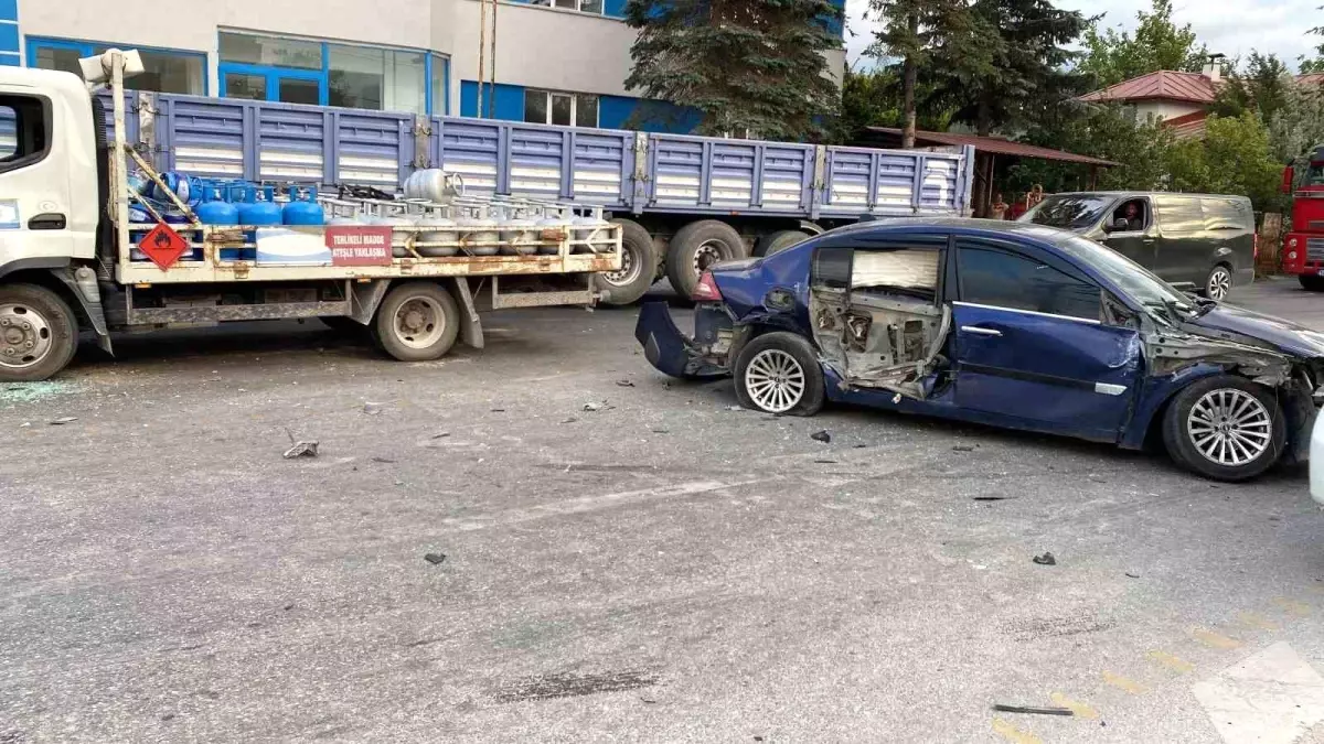 boluda-tup-yuklu-kamyonun-karistigi-kaza-maddi-hasarla-atlatildi-danIdphr.jpg