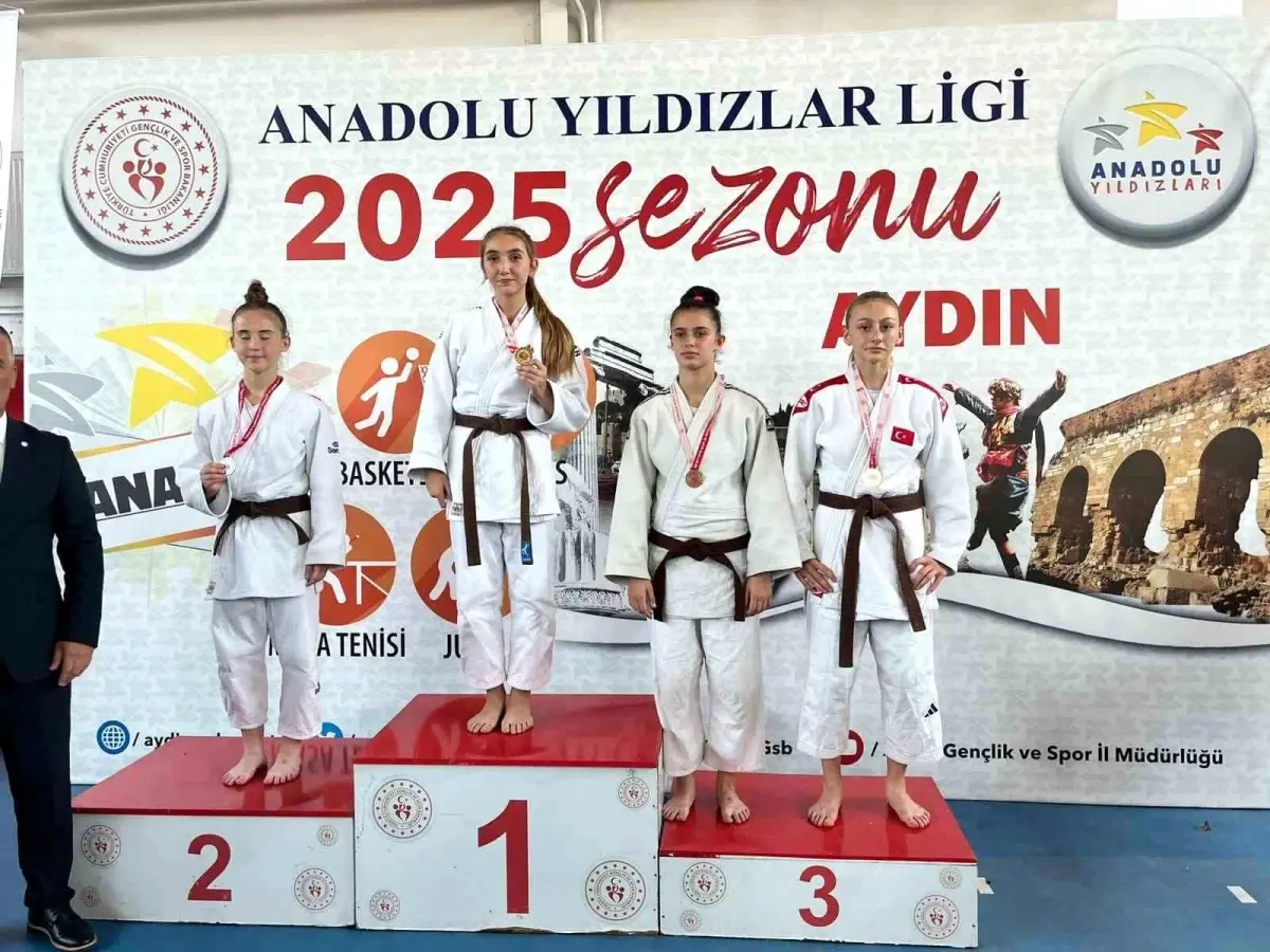 duzce-kiz-judo-kadrosu-turkiye-ucuncusu-oldu-cc2q2tiS.jpg