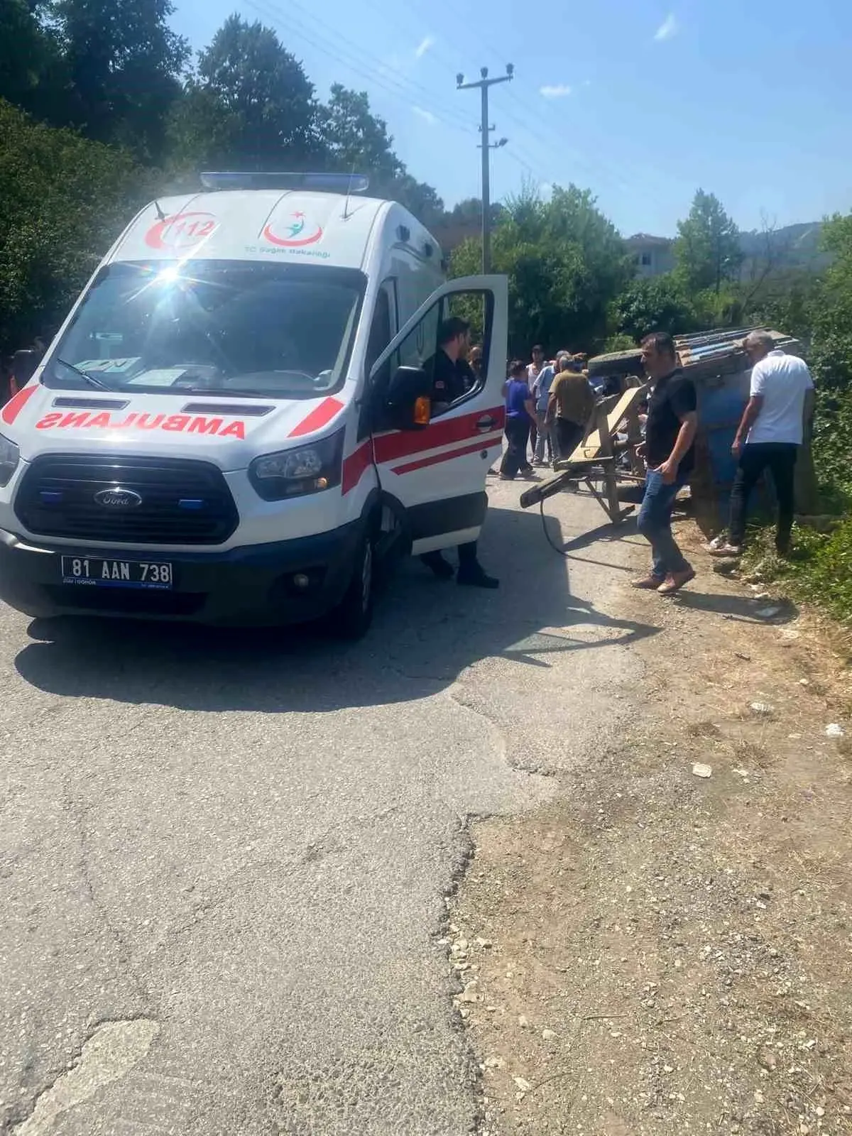 duzcede-findik-personellerini-tasiyan-traktor-devrildi-8-yarali-yFmKIOdw.jpg