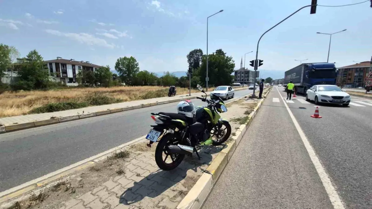 duzcede-motosiklet-trafik-kazasi-iki-sofor-yaralandi-GKhQiJJH.jpg