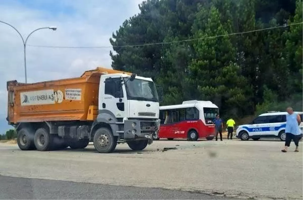 duzcede-trafik-kazasi-4-yarali-PhWdXTVv.jpg