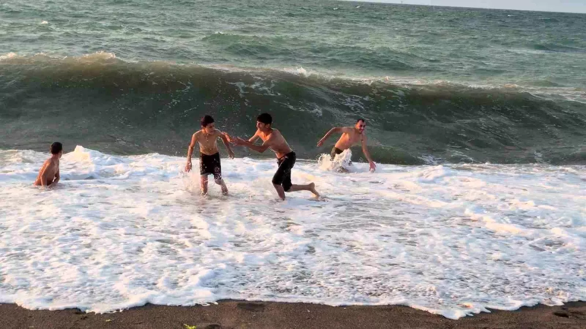 mardinden-duzceye-tatil-dalgali-denizle-serinleyen-atilmis-ailesi-iGQFxKmY.jpg
