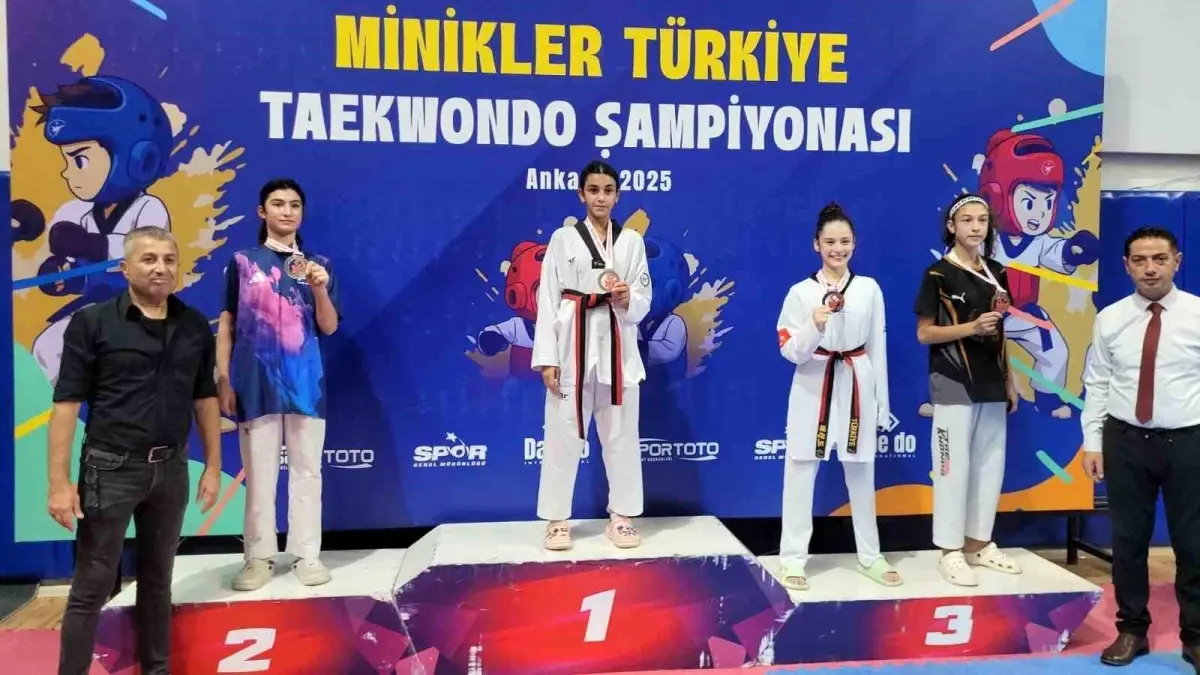 asya-sengonul-minikler-turkiye-taekwondo-sampiyonasinda-altin-madalya-kazandi-7sMwH82d.jpg