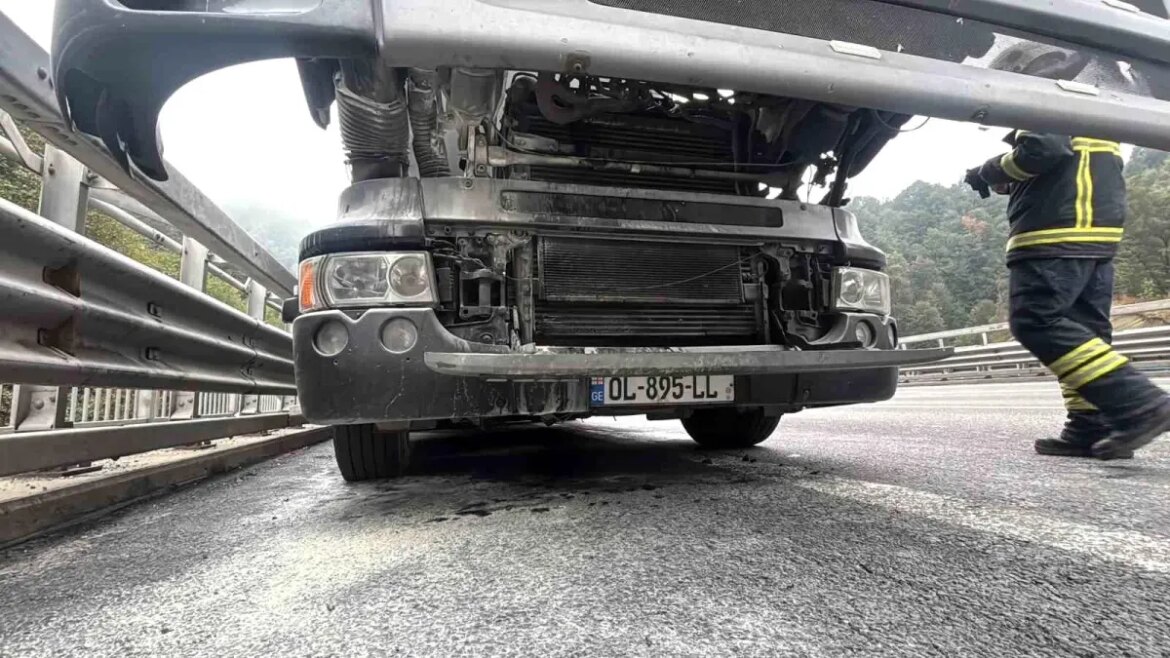 bolu-dagi-tunelinde-mobilya-yuklu-kamyonda-yangin-cikti-j3C6MVcj.jpg