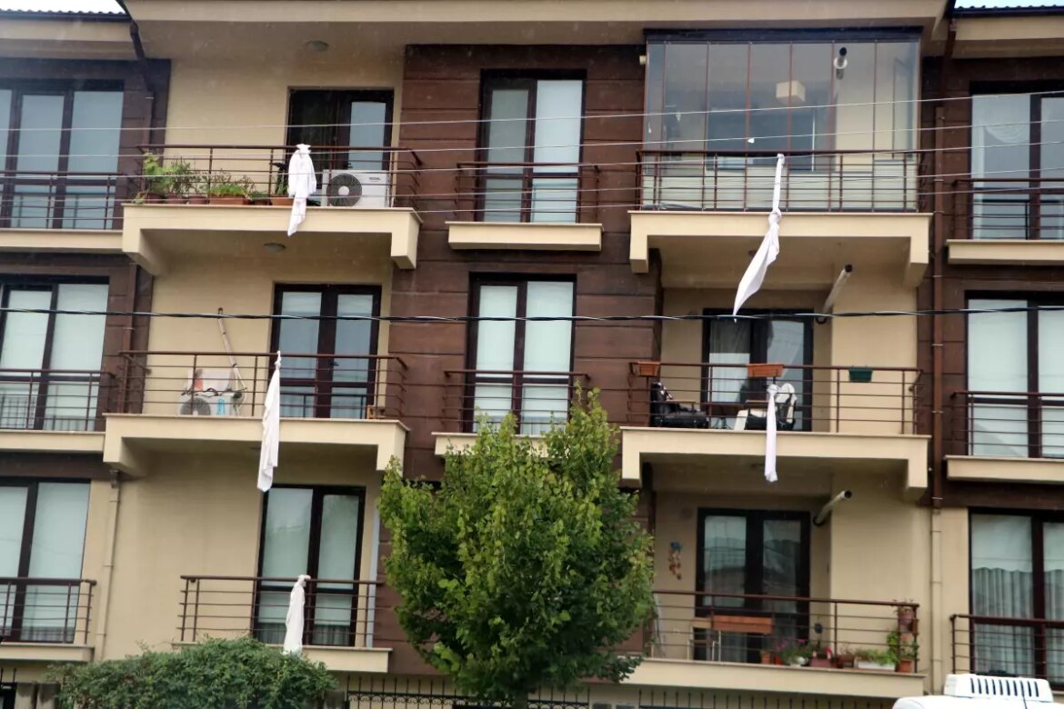 boluda-kartalkaya-yangini-icin-beyaz-carsafli-anma-Nvmd339q.jpg