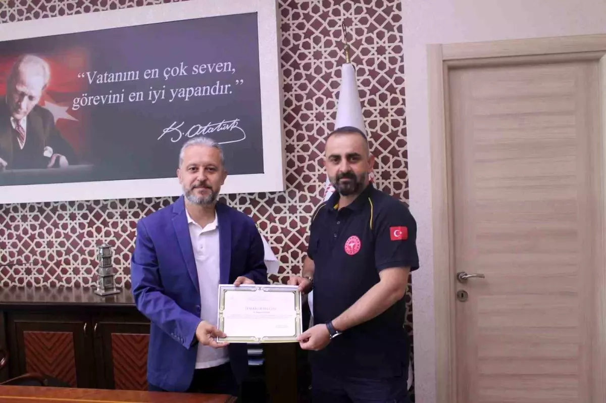 duzcede-ambulans-surucusunden-ornek-davranis-kagit-toplayici-cocuga-ayakkabi-verdiler-zyONQkh3.jpg