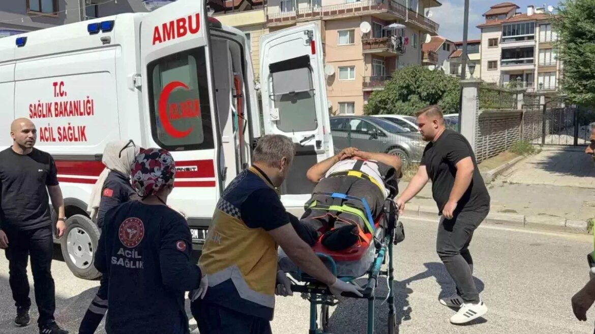 duzcede-hafif-ticari-arac-ile-motosiklet-carpisti-bir-yarali-SXJcH5Vz.jpg