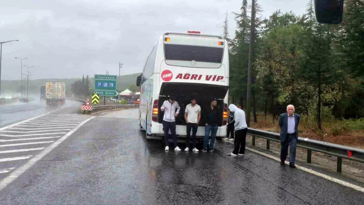 duzcede-otobus-kazasi-yolcular-saganak-yagista-bagaj-altinda-korunmaya-calisti-wQn6RDa9.jpg