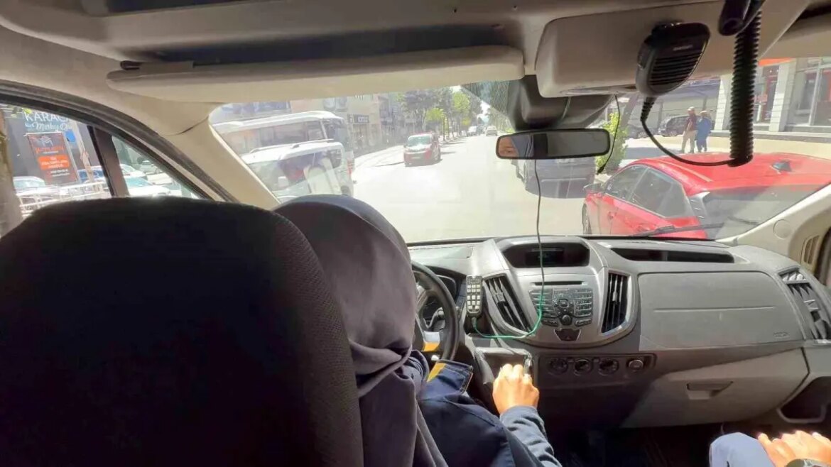 duzcede-soforlerden-manali-davranis-ambulansa-fermuar-formuluyle-yol-verildi-DtZEAIle.jpg
