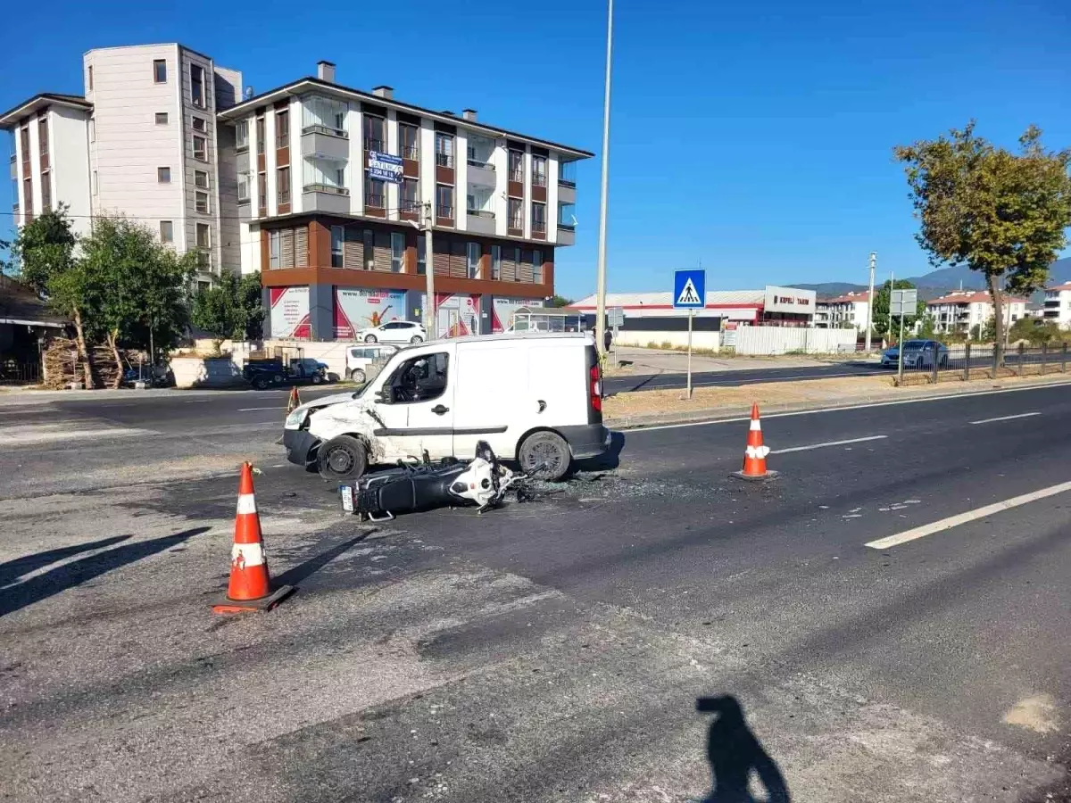 hafif-ticari-arac-ile-motosikletin-karistigi-kazada-1-kisi-agir-yaralandi-FDQ7eeGu.jpg