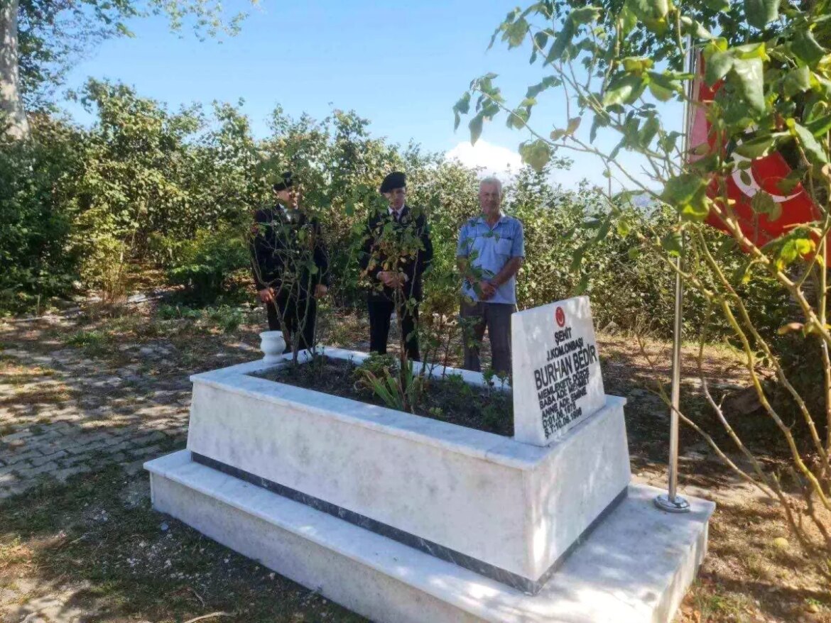 jandarma-sehit-ailesini-ve-kabrini-ziyaret-etti-hyDX6uB3.jpg