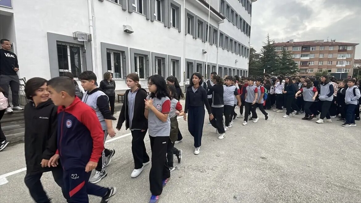 sakarya-ve-etraf-vilayetlerde-ogrenciler-yaz-tatilinin-akabinde-okullarina-kavustu-i8McesNQ.jpg