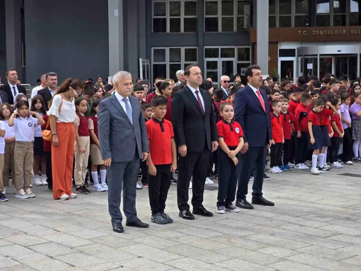 zonguldakta-egitim-ogretim-yili-icin-celenk-sunma-merasimi-duzenlendi-SIBInmRT.jpg